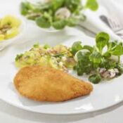 Schnitzel mit fränkischem Kartoffelsalat und gemischtem Salat