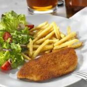 Lachsschnitzel mit Pommes Frites und frischen Salat 