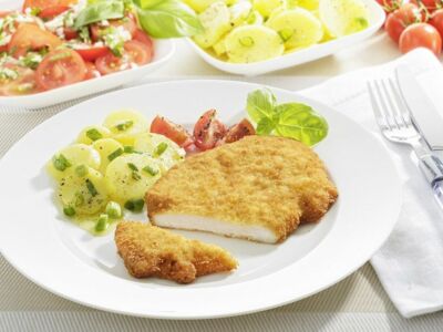 Putenschnitzel, flüssig gewürzt, paniert, gebraten,