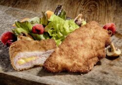 Cordon Bleu vom Schwein, flüssig gewürzt, paniert,