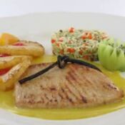 Lachssteak mit gebratener Ananas, Fruchtcurrysauce und buntem Gemüsereis