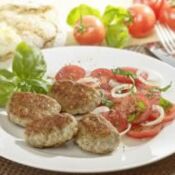 Kalbfleischfrikadelle an Tomatensalat