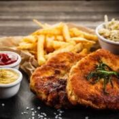 Schnitzel, Pommes mit Krautsalat 