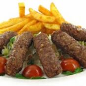 Cevapcici mit Balkansalat und Pommes Frites