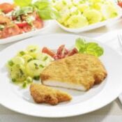 Schnitzel mit lauwarmem Kartoffelsalat und Tomatensalat