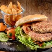 Burger mit Salat, Tomate, Gurke und Dip 