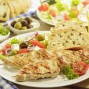 Souflaki Spieß an Tomatensalat mit Baguette und Dip/Tzatziki