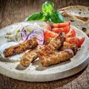 Cevapcici mit Zwiebeln und Krautsalat