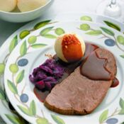 Rinderbraten mit Rotkohl und Kartoffelklöse  