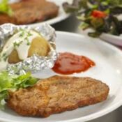 Nackensteak mit Folienkartoffel und Salat 