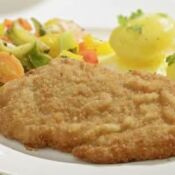 Marienfelder Schweineschnitzel an Mischgemüse und Petersilienkartoffeln