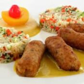 Geflügel-Cevapcici mit Gemüsereis und Currysoße