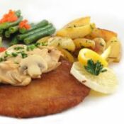 Marienfelder Schweineschnitzel auf gemischtem Sommergemüse und Kartoffeln.