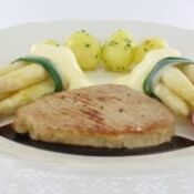 Oberschalensteak mit gegrilltem Spargel und Kartoffelstäbchen