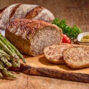 Hackbraten mit Brot, Senf und frischem Spargel