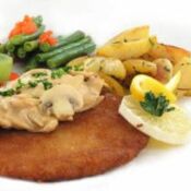 Lachsschnitzel als Jägerschnitzel mit Gemüse und Kartoffeln